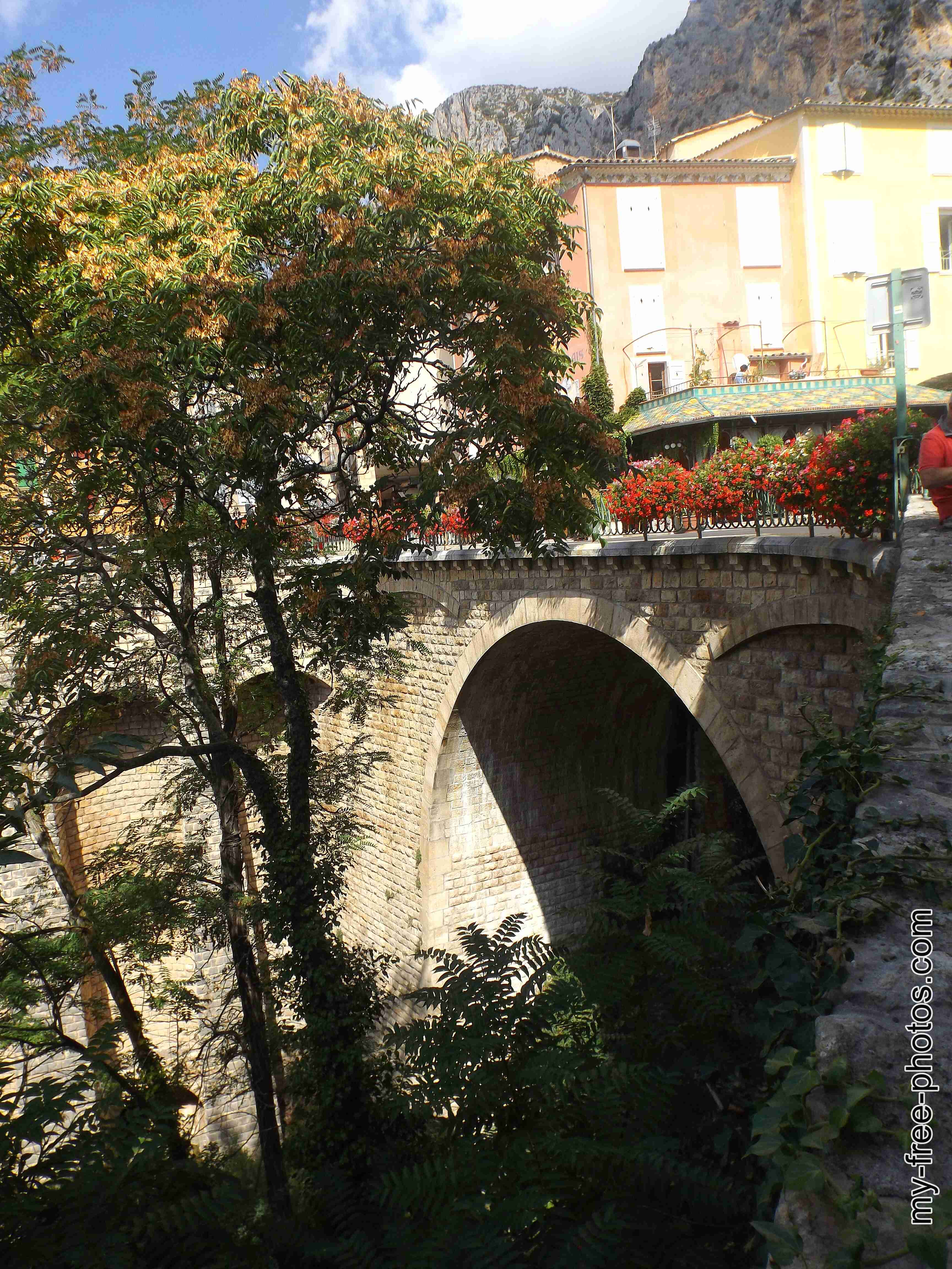 bridge,Moustiers-Sainte-Marie